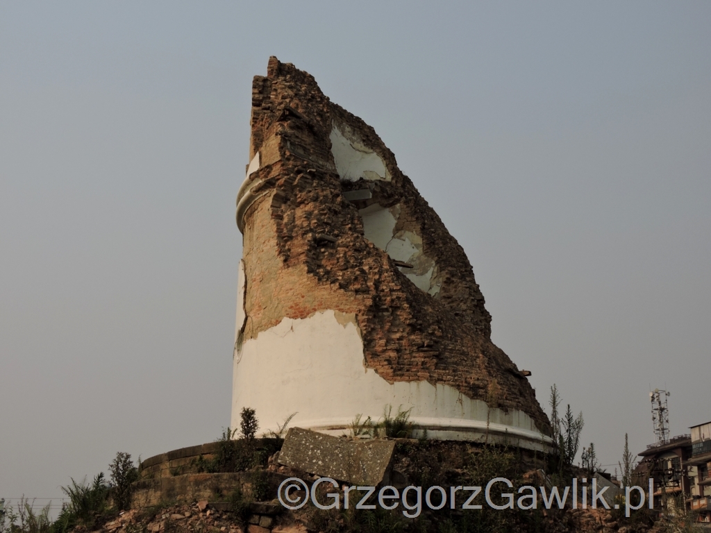 Kikut wieży Dharahara w Katmandu, po trzęsieniu ziemi w 2015r.