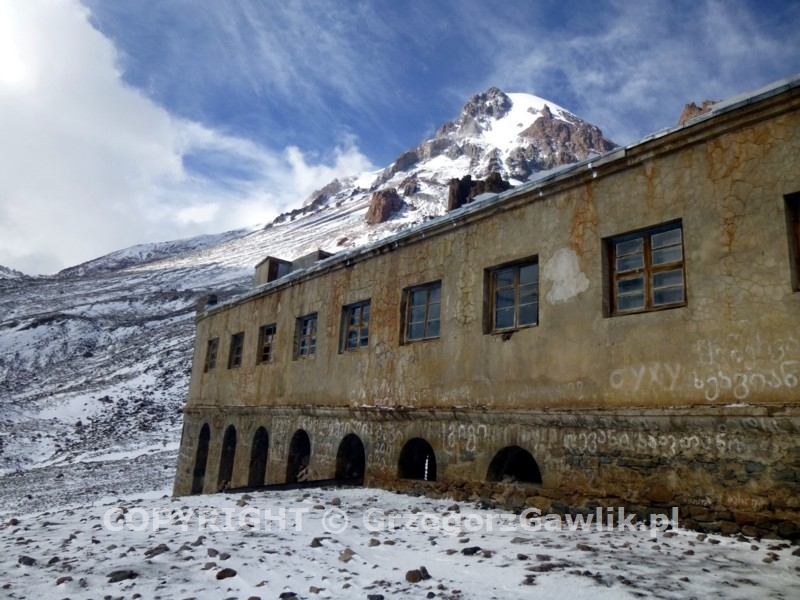 schronisko Bethlemi ok. 3670m, w tle Kazbek 5033m